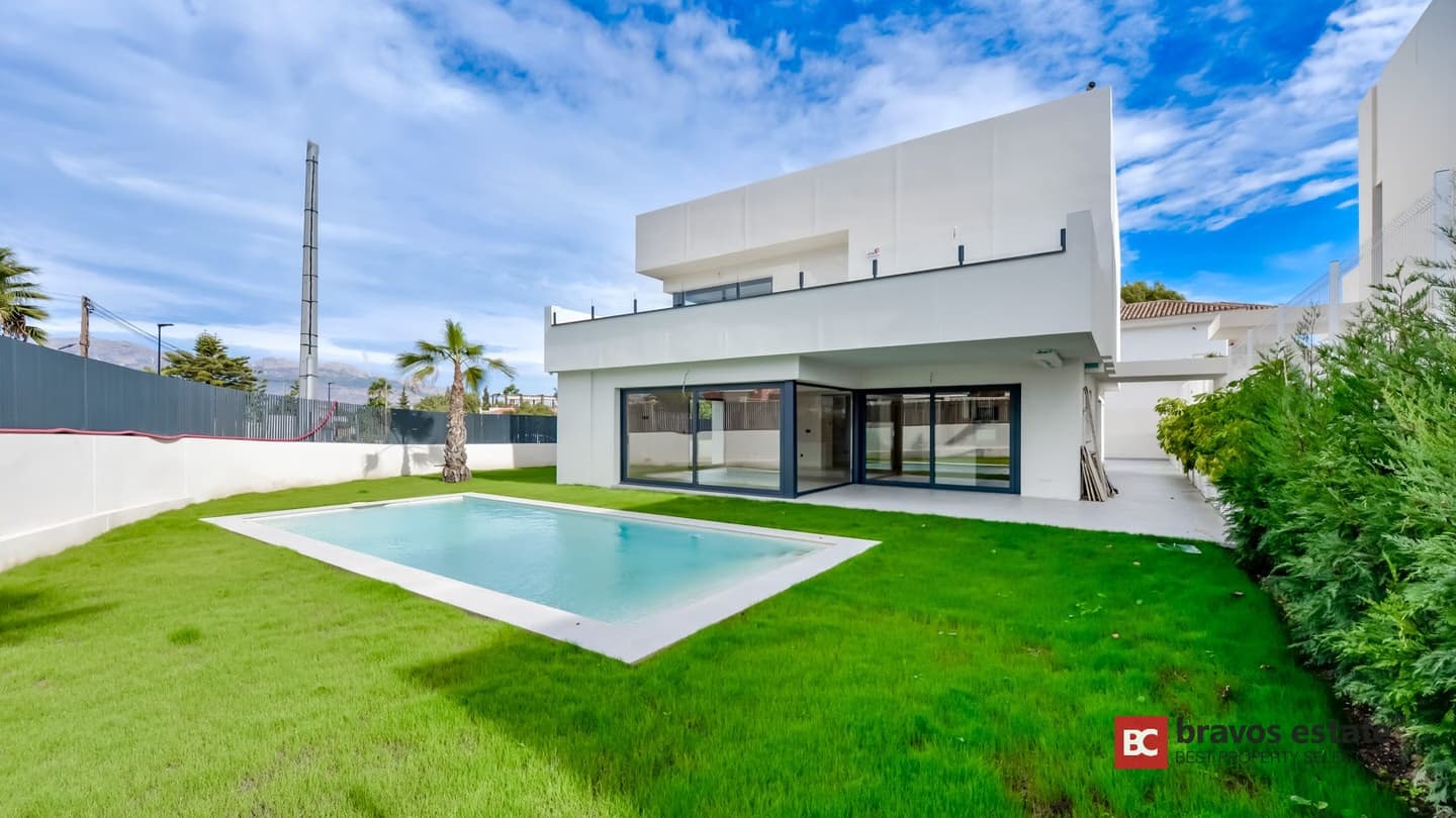 Villa Espaciosa de 4 Dormitorios en Alfaz del Pi 1