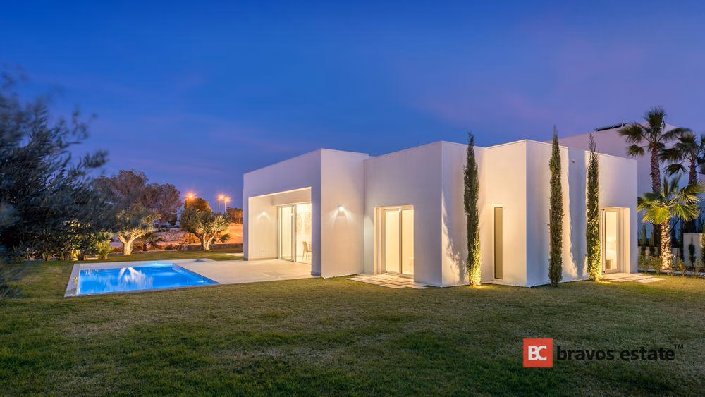 Spacious 3-Bedroom Villa in Las Colinas · 254 m² - 4