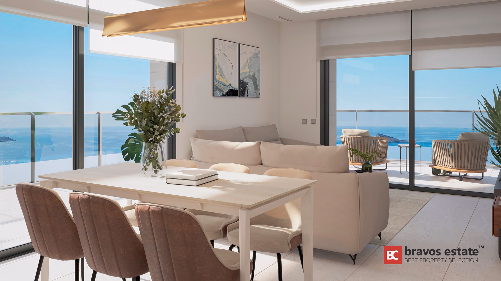 Render del salón comedor de TM Tower con lámpara colgante dorada, sofá en beige y amplias vistas al mar desde Playa de Poniente