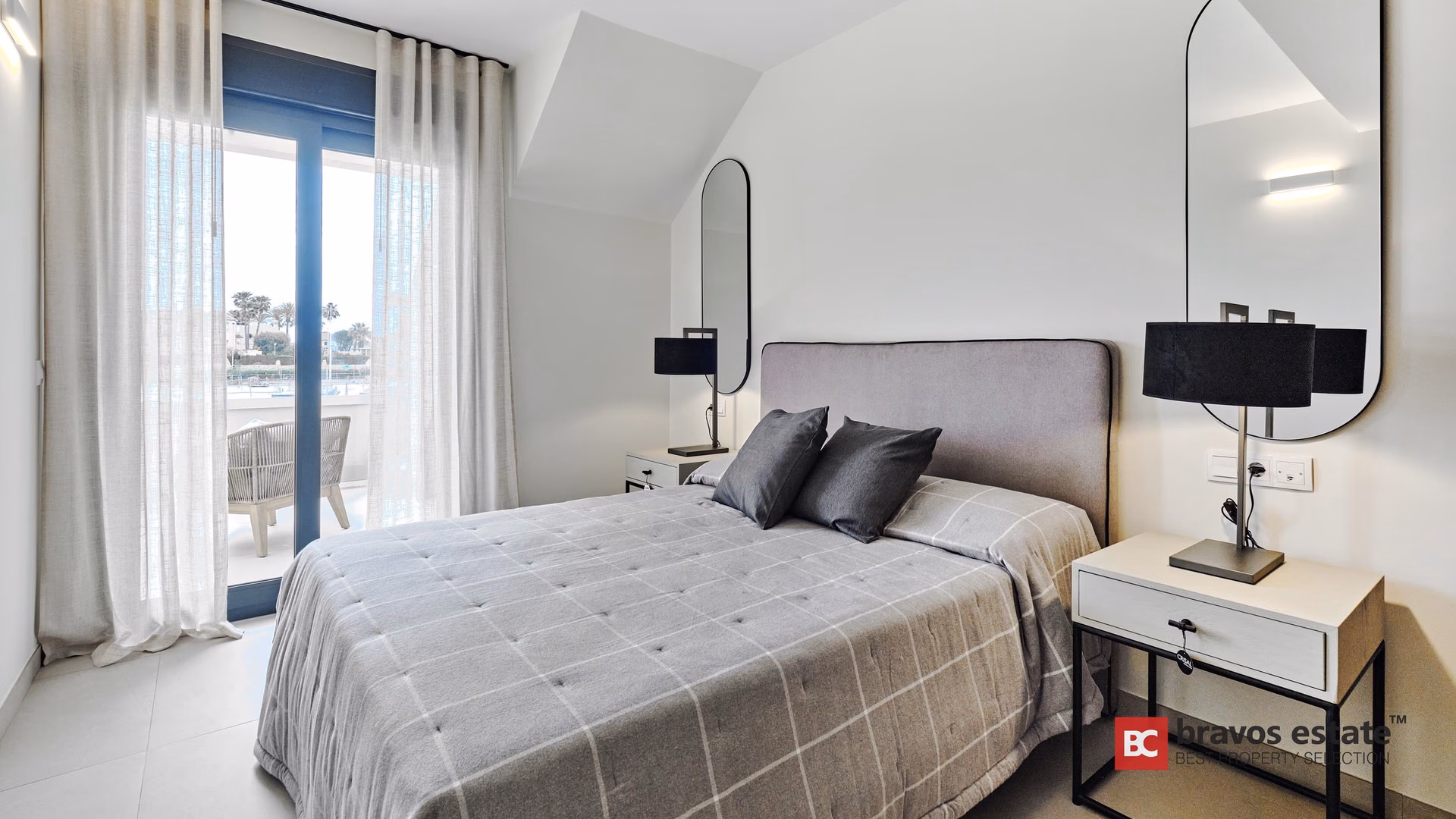 Seafront 2-Bedroom Apartment in Torrevieja - 13