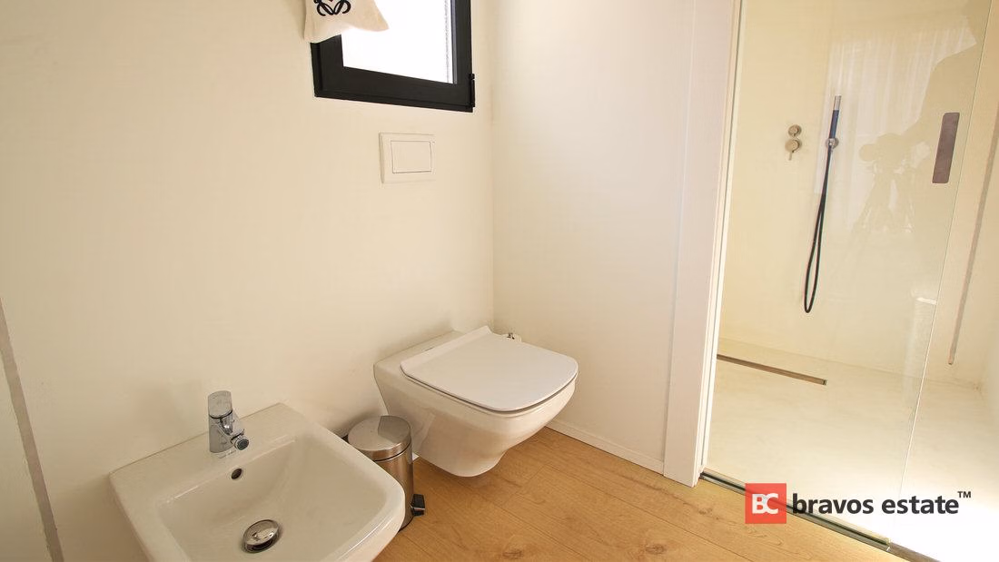 Beachside 4-Bedroom Villa in Alicante - 9