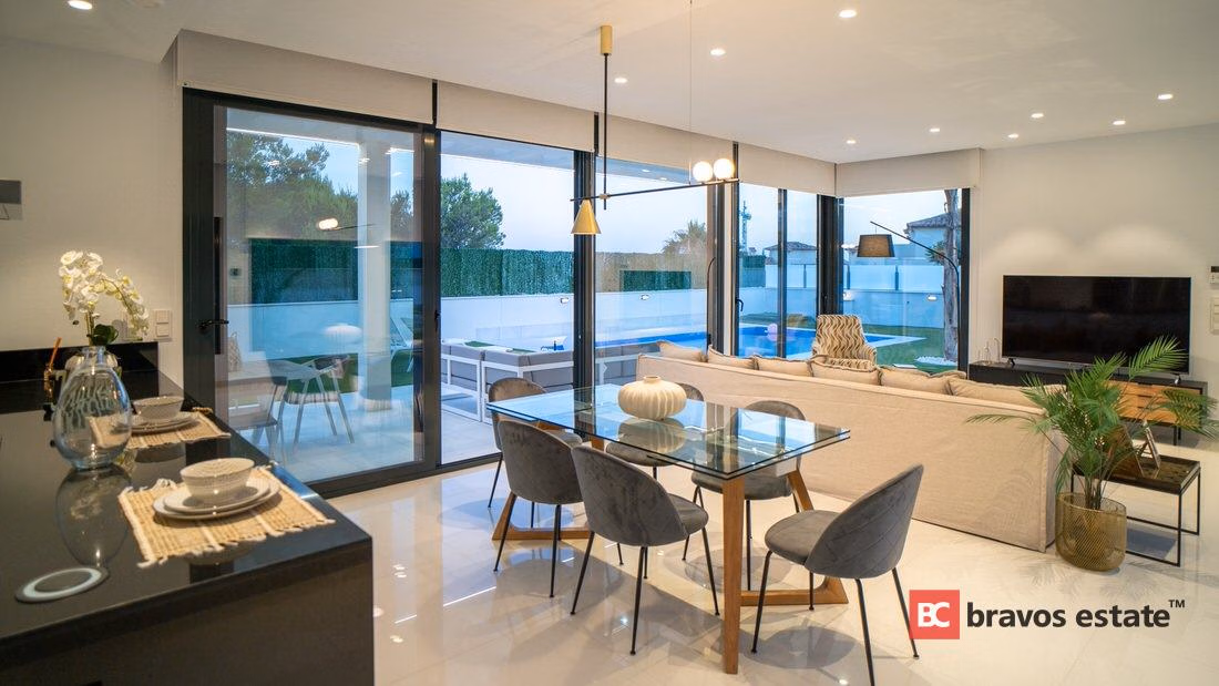 Spacious 3-Bedroom Villa in Finestrat · 282 m² - 18