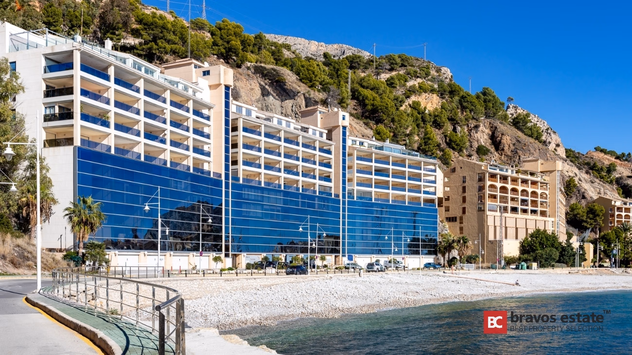 Seafront 2-Bedroom Apartment in Altea - 1