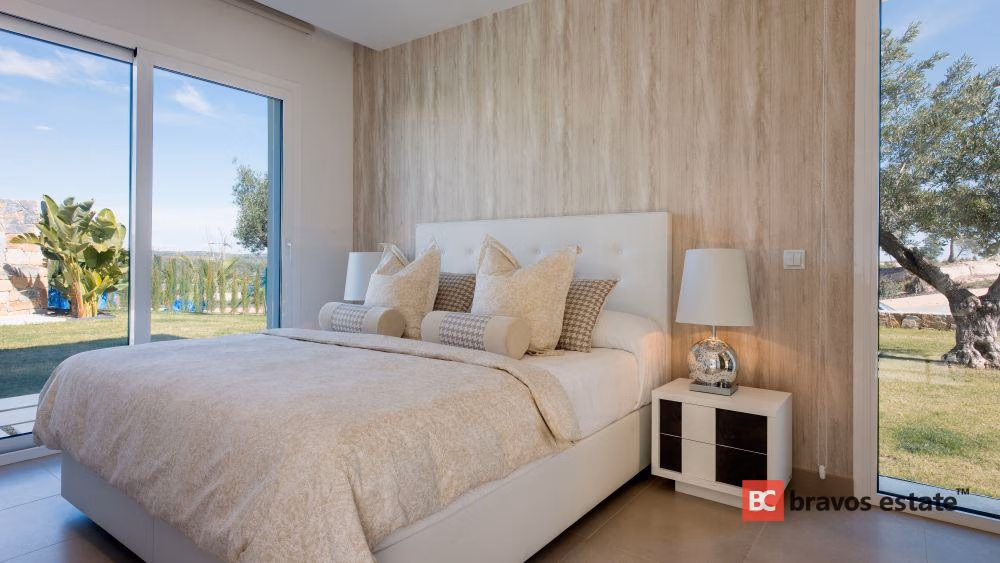 Spacious 3-Bedroom Villa in Las Colinas · 254 m² - 9