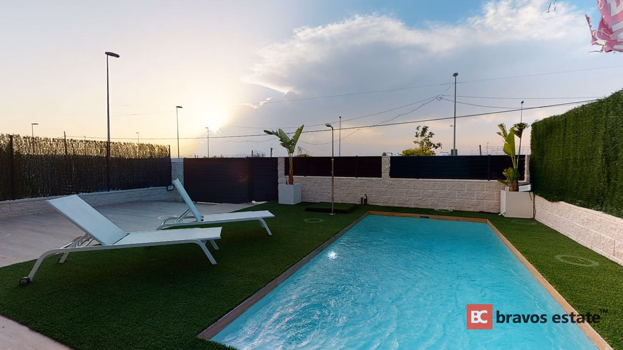 Beachside 4-Bedroom Villa in El Campello · 220 m² - 3