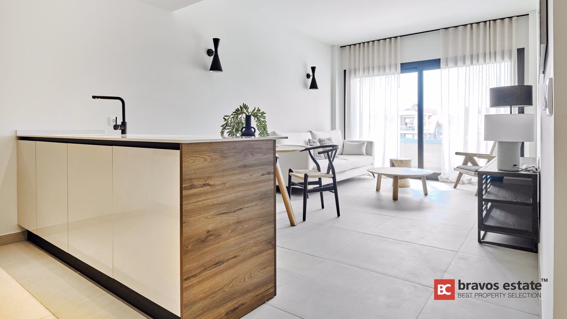 Seafront 2-Bedroom Apartment in Torrevieja - 10