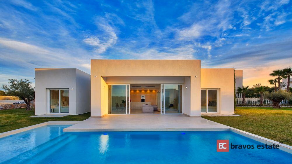 Spacious 3-Bedroom Villa in Las Colinas · 254 m² - 1