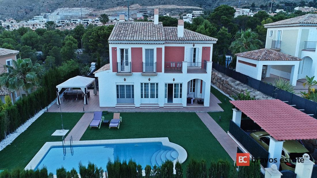 Bright 4-Bedroom Villa in Finestrat - 10