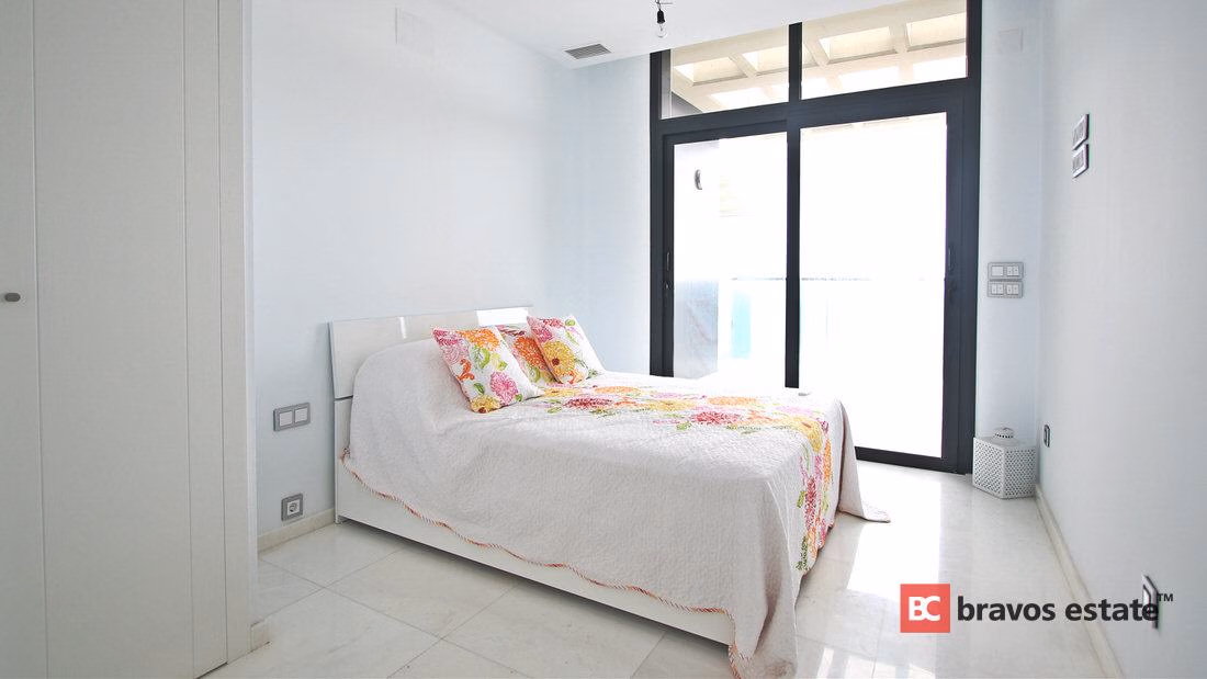 Seafront 2-Bedroom Apartment in Benidorm · 357 m² - 11