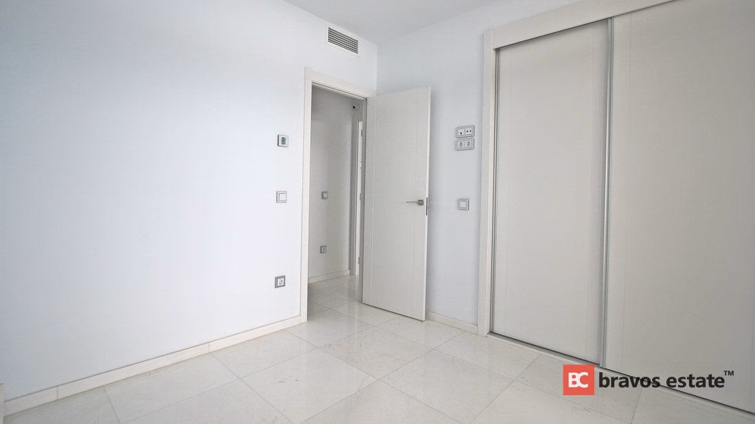 Seafront 2-Bedroom Apartment in Benidorm · 357 m² - 10