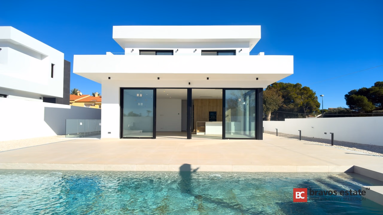 Villa Cerca del Mar de 5 Dormitorios en El Campello · 275 m² - 3