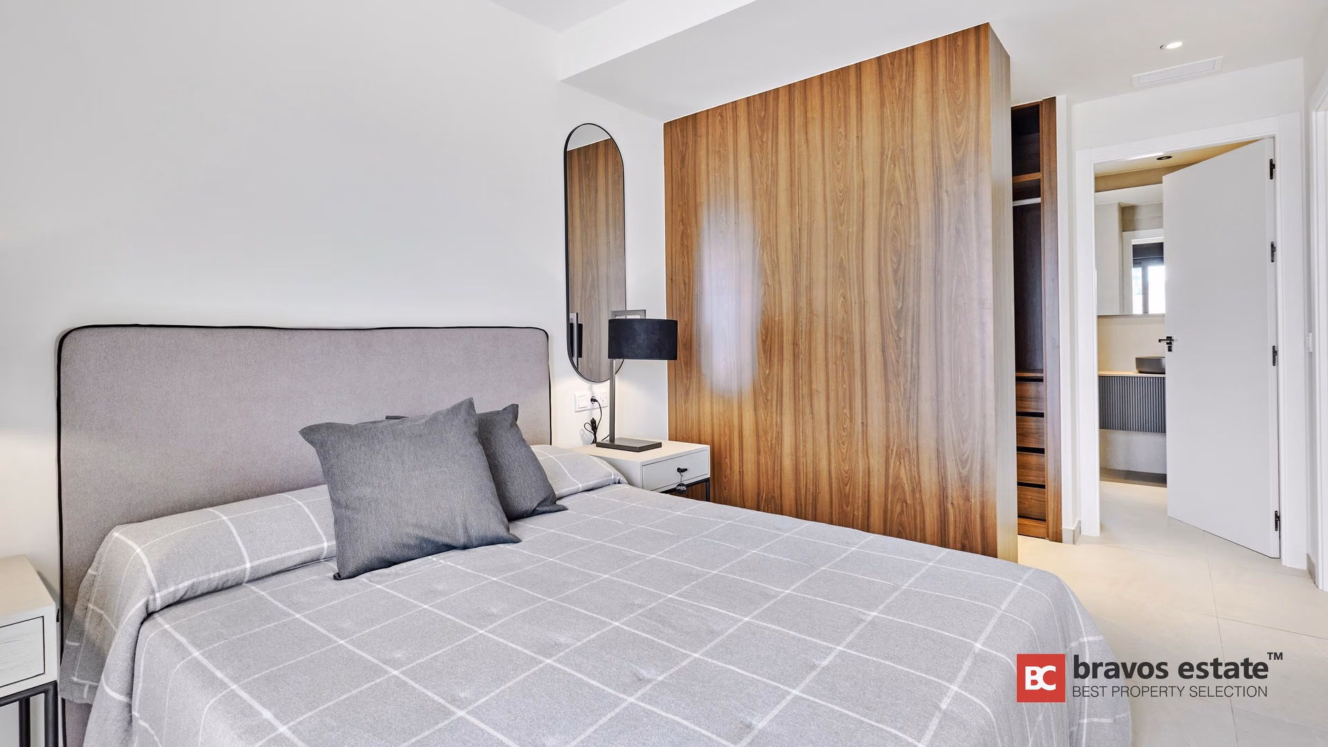 Seafront 2-Bedroom Apartment in Torrevieja - 14