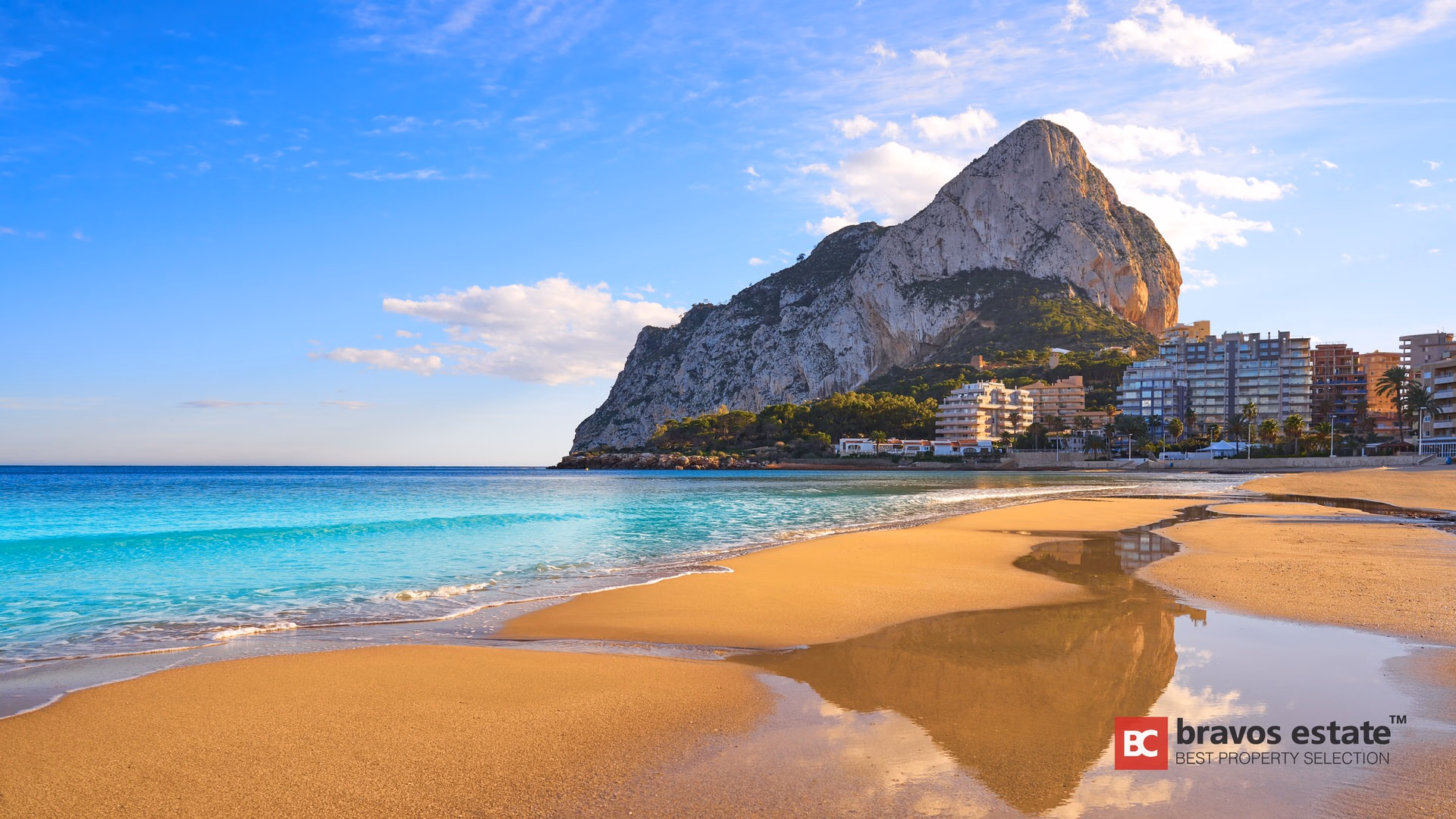 Playa de Calpe al pie del Peñón de Ifach en la Costa Blanca
