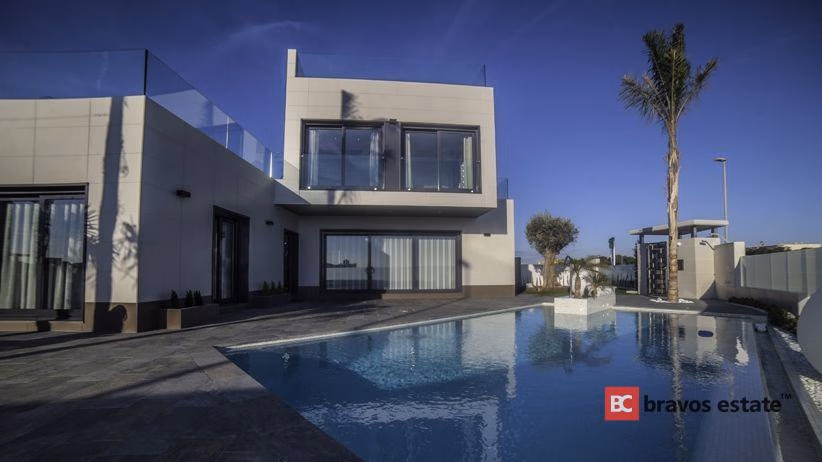 Beachside 3-Bedroom Villa in Campoamor · 193 m² - 16