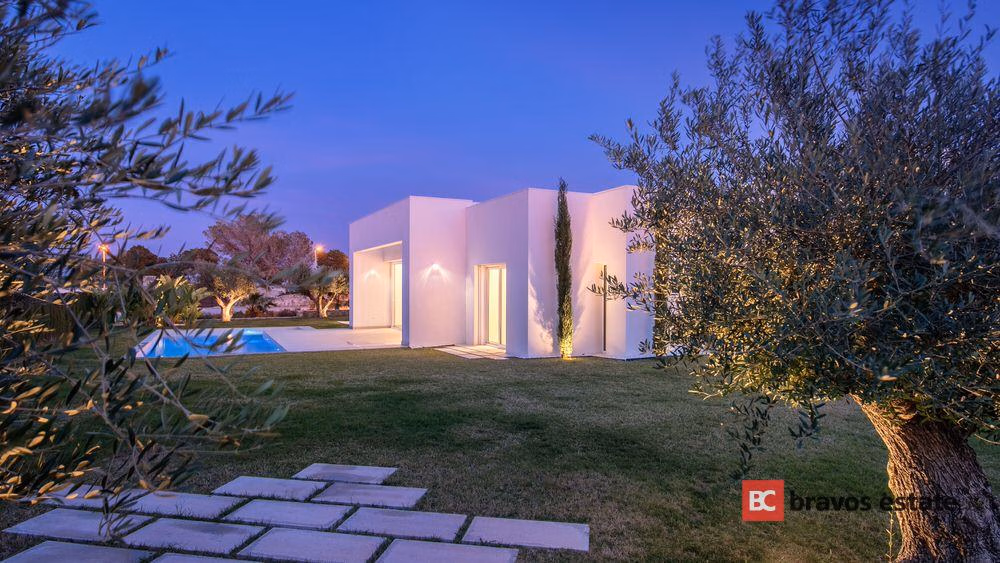 Spacious 3-Bedroom Villa in Las Colinas · 254 m² - 5