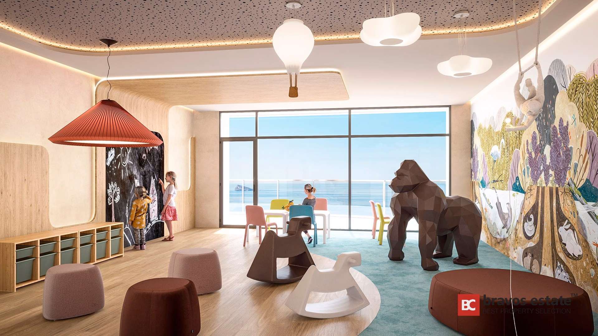 Sala de juegos infantil en TM Tower con mural de jungla, figura de gorila y vistas al mar en Benidorm