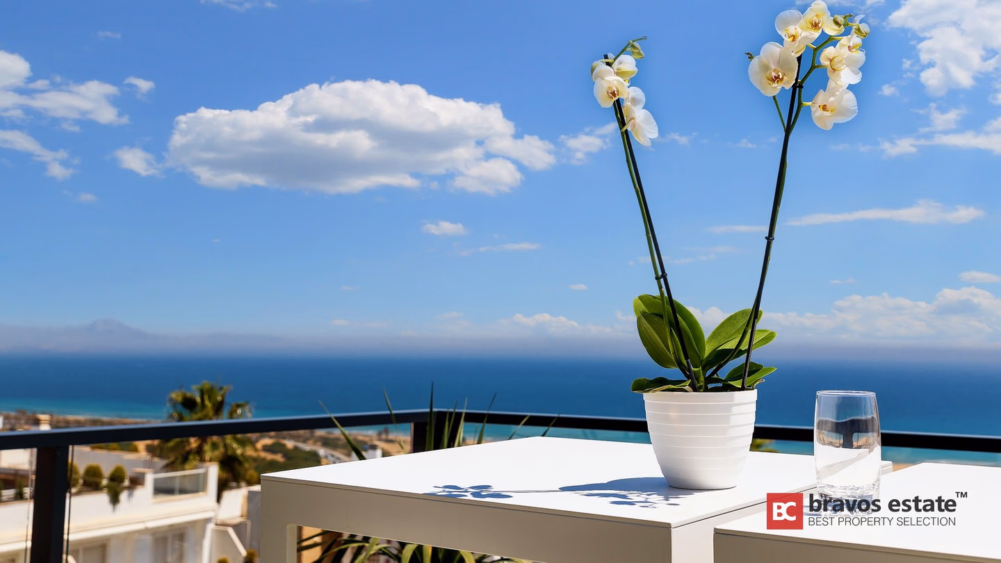 Beachside 3-Bedroom Apartment in Arenales del Sol - 1