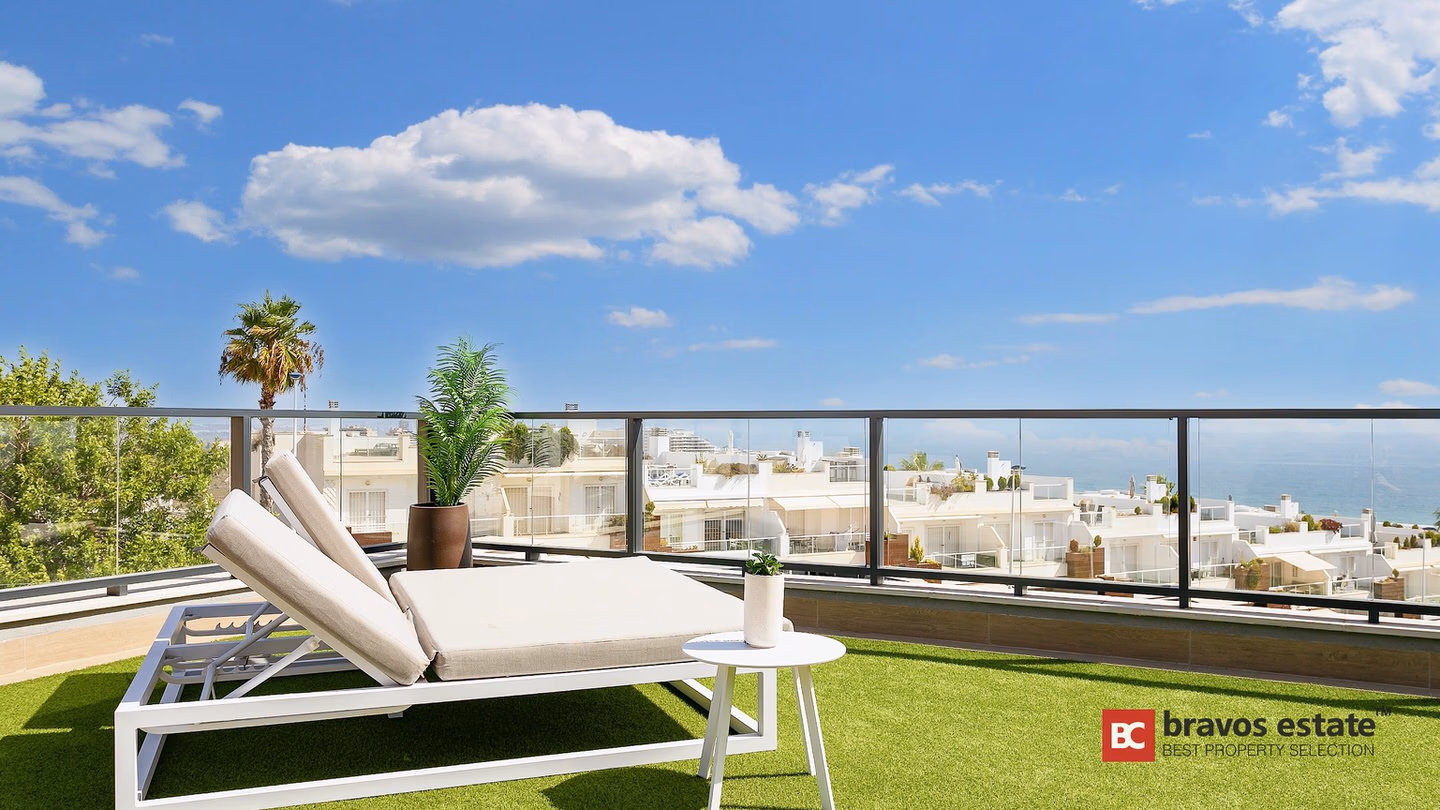 Beachside 3-Bedroom Apartment in Arenales del Sol - 2