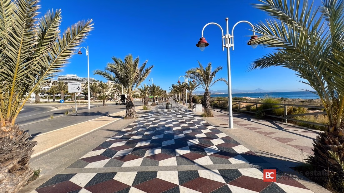 Beachside 2-Bedroom Apartment in Arenales del Sol - 15