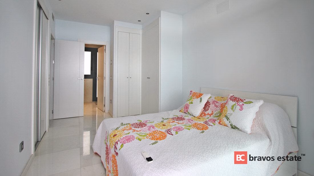 Seafront 2-Bedroom Apartment in Benidorm · 357 m² - 12