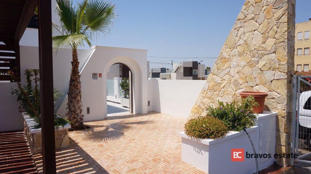 Beachside 4-Bedroom Villa in Torrevieja · 200 m² - 17