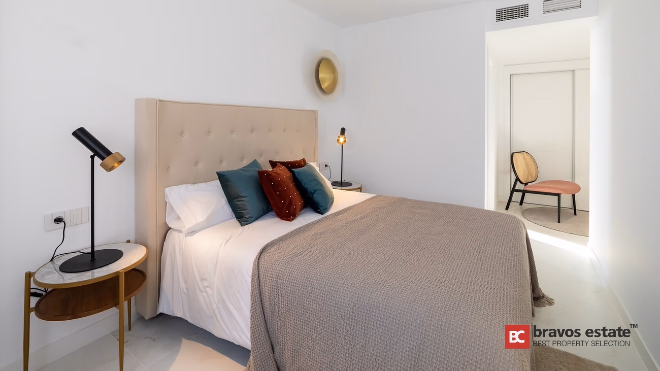 Seafront 3-Bedroom Apartment in Punta Prima - 32