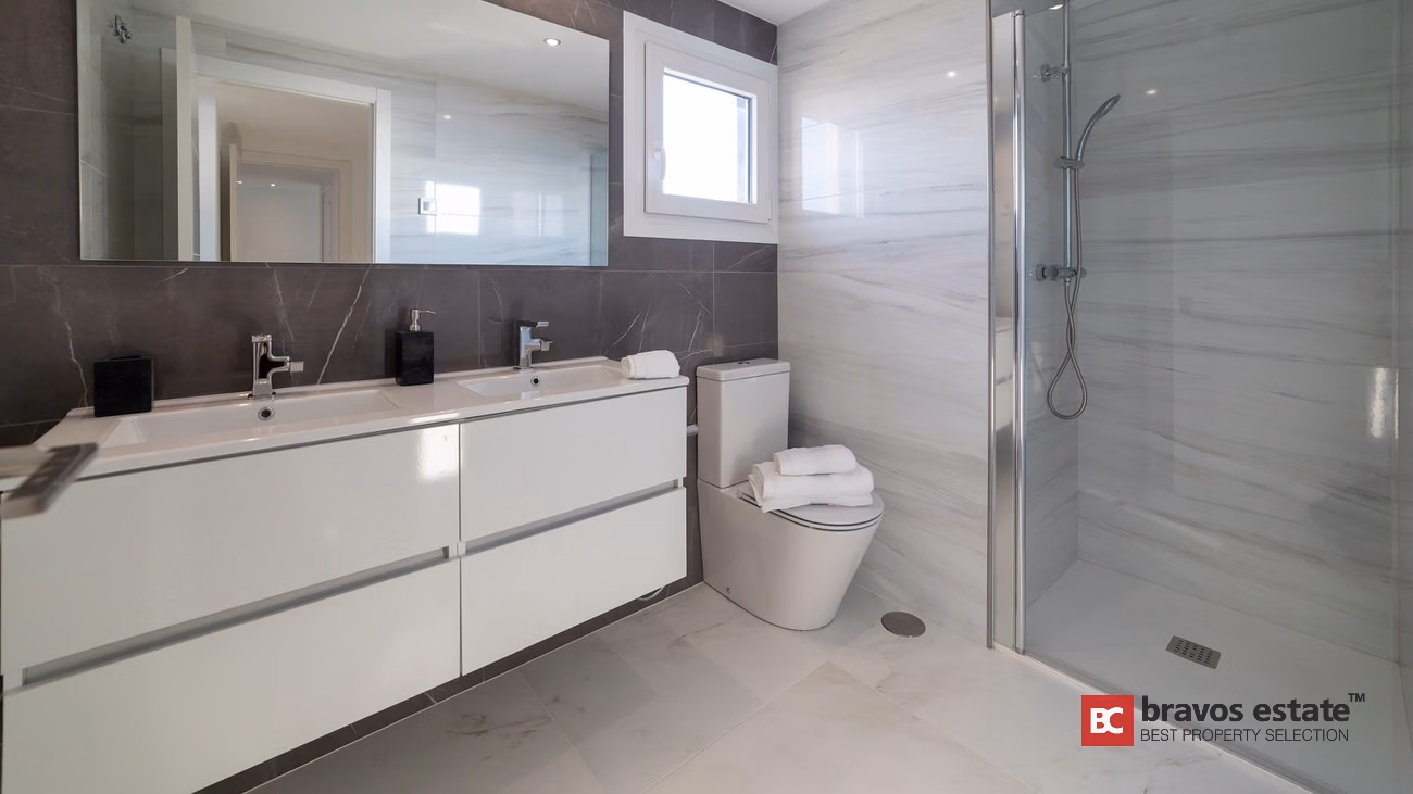 Seafront 3-Bedroom Apartment in Punta Prima - 17