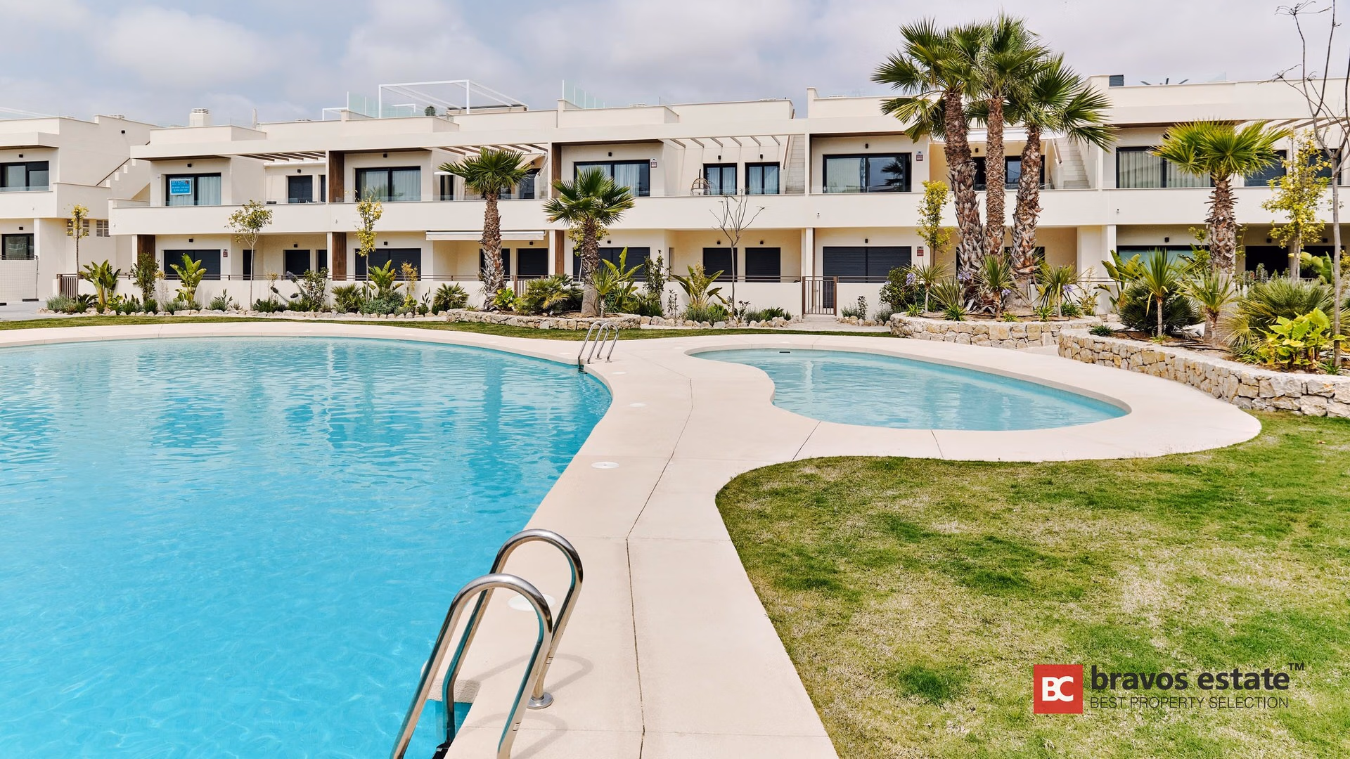 Seafront 2-Bedroom Apartment in Torrevieja - 3
