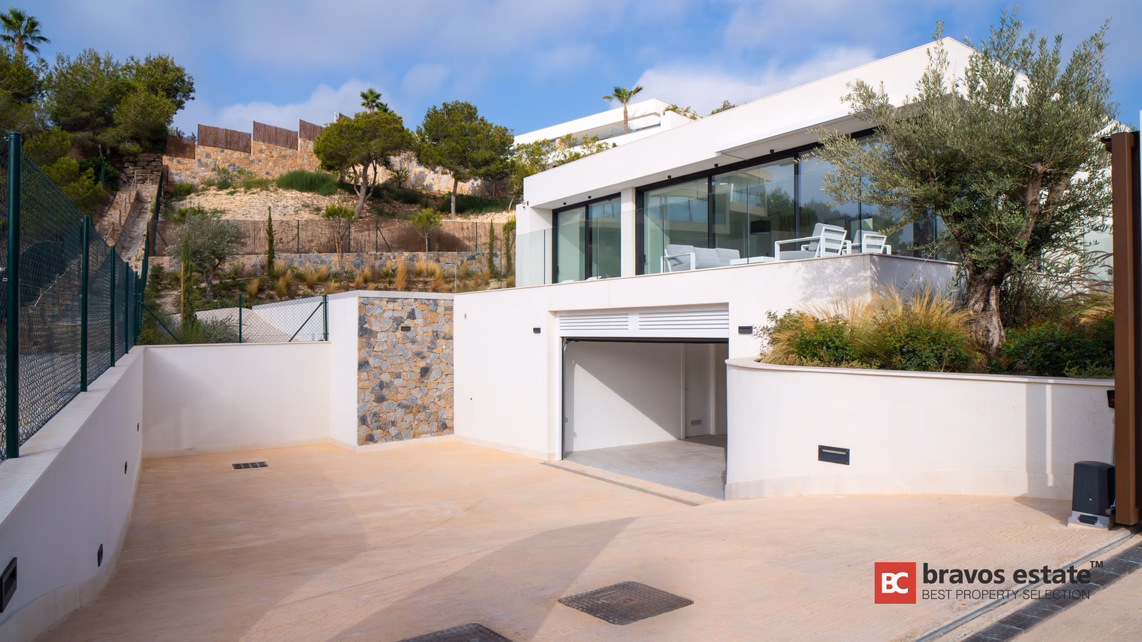 Villa Espaciosa de 3 Dormitorios en Las Colinas · 409 m² - 19