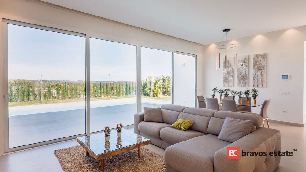 Spacious 3-Bedroom Villa in Las Colinas · 254 m² - 6