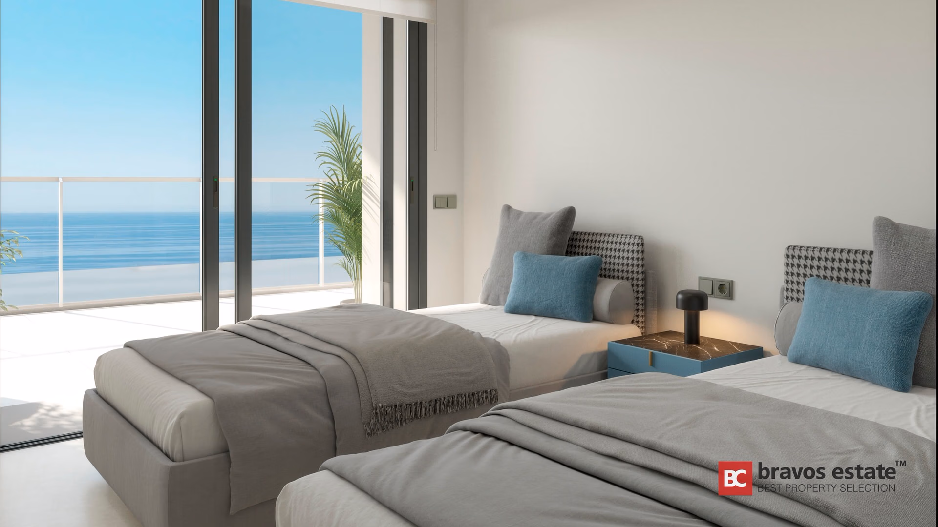 Dormitorio con dos camas individuales en TM Tower Benidorm y acceso directo a terraza con vistas al mar