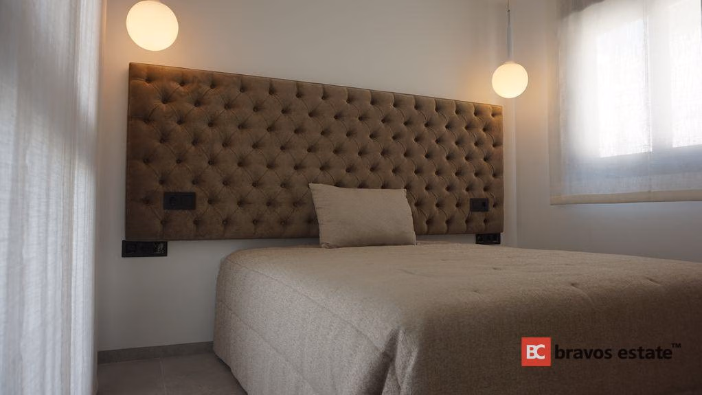 Beachside 4-Bedroom Villa in Torrevieja · 200 m² - 11