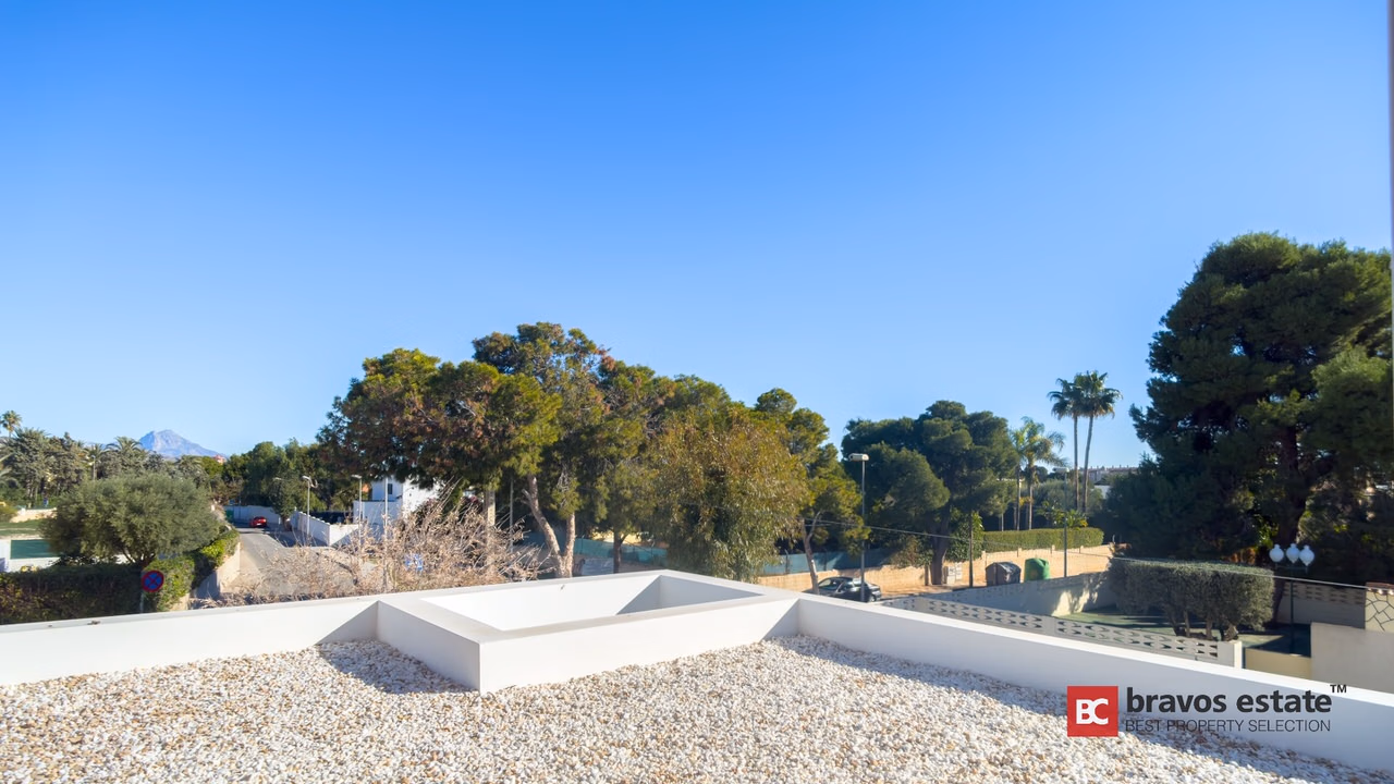 Villa Cerca del Mar de 5 Dormitorios en El Campello · 275 m² - 15