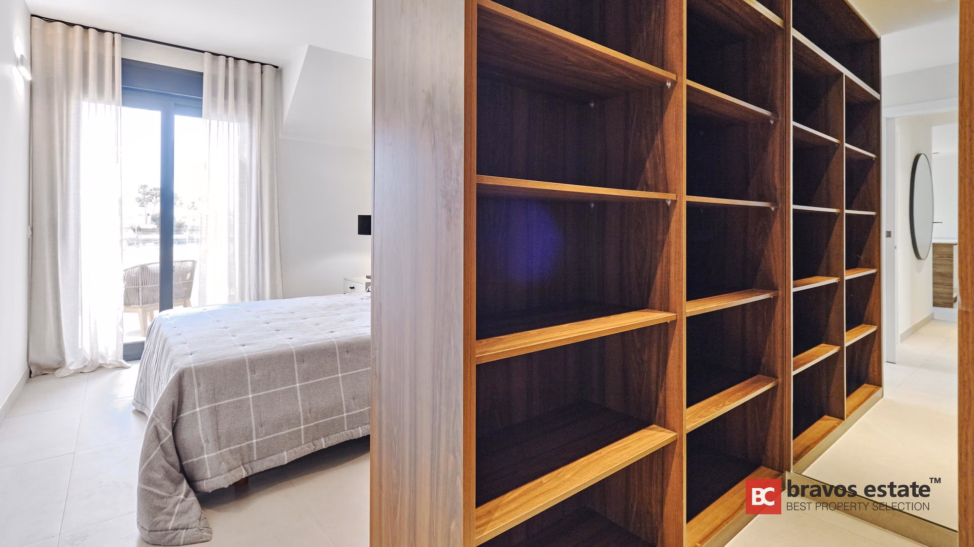 Seafront 2-Bedroom Apartment in Torrevieja - 19
