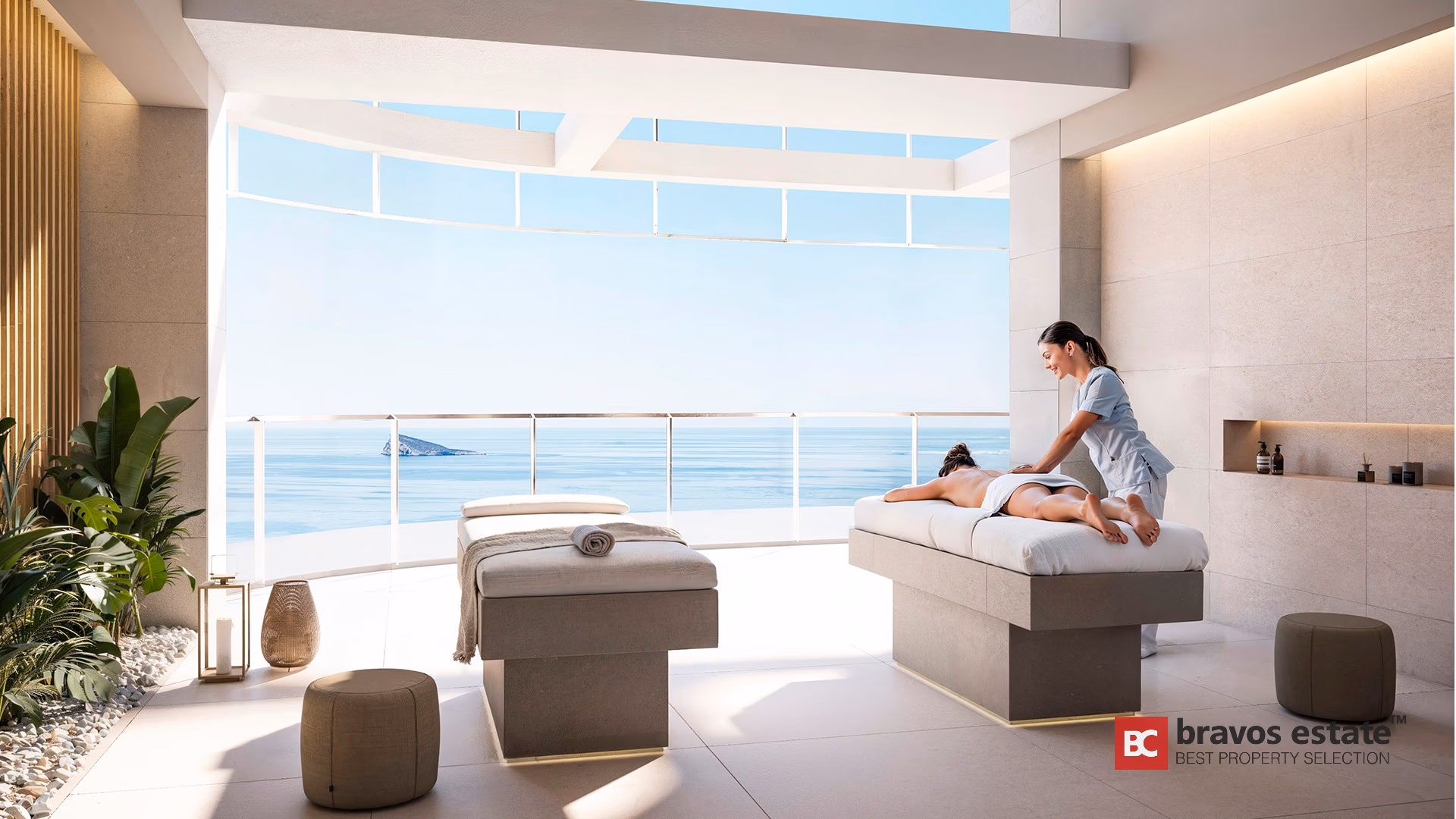 Sala de tratamientos del spa en TM Tower con vistas al mar y a la isla de Benidorm desde ventanal corrido
