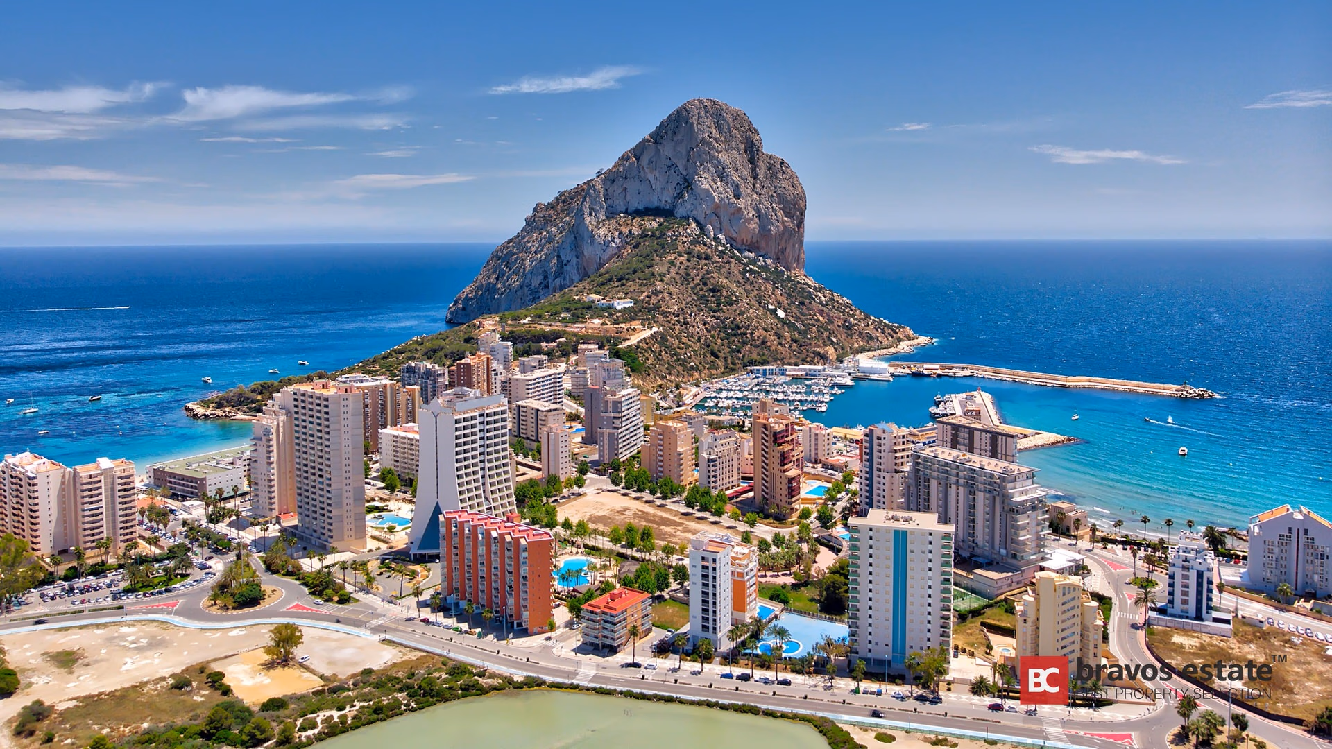 Vista aérea de Calpe con su puerto deportivo y el Peñón de Ifach