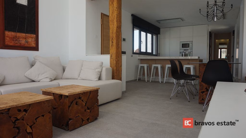 Beachside 4-Bedroom Villa in Torrevieja · 200 m² - 9