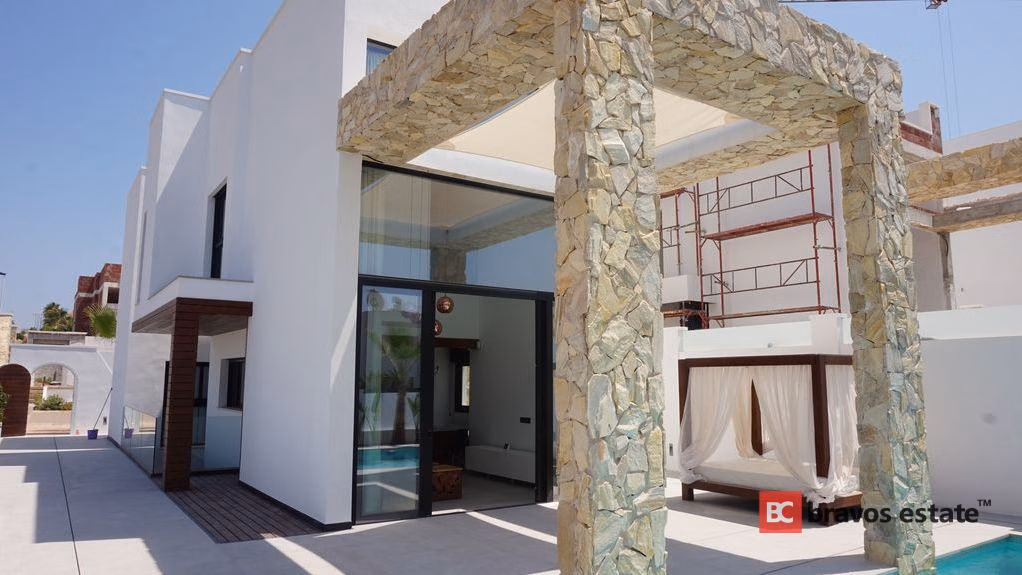 Beachside 4-Bedroom Villa in Torrevieja · 200 m² - 13