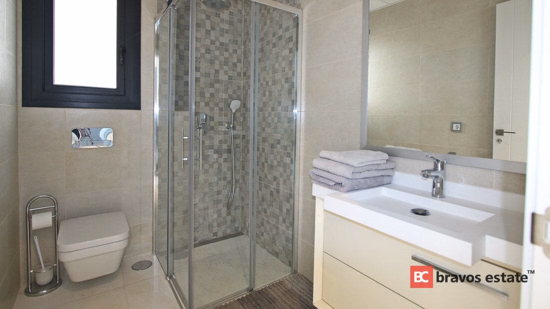 Seafront 2-Bedroom Apartment in Benidorm · 357 m² - 9