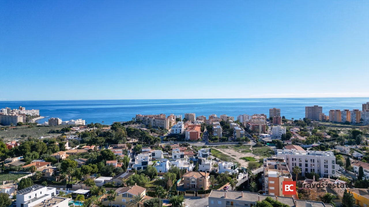 Villa Cerca del Mar de 5 Dormitorios en El Campello · 275 m² - 26