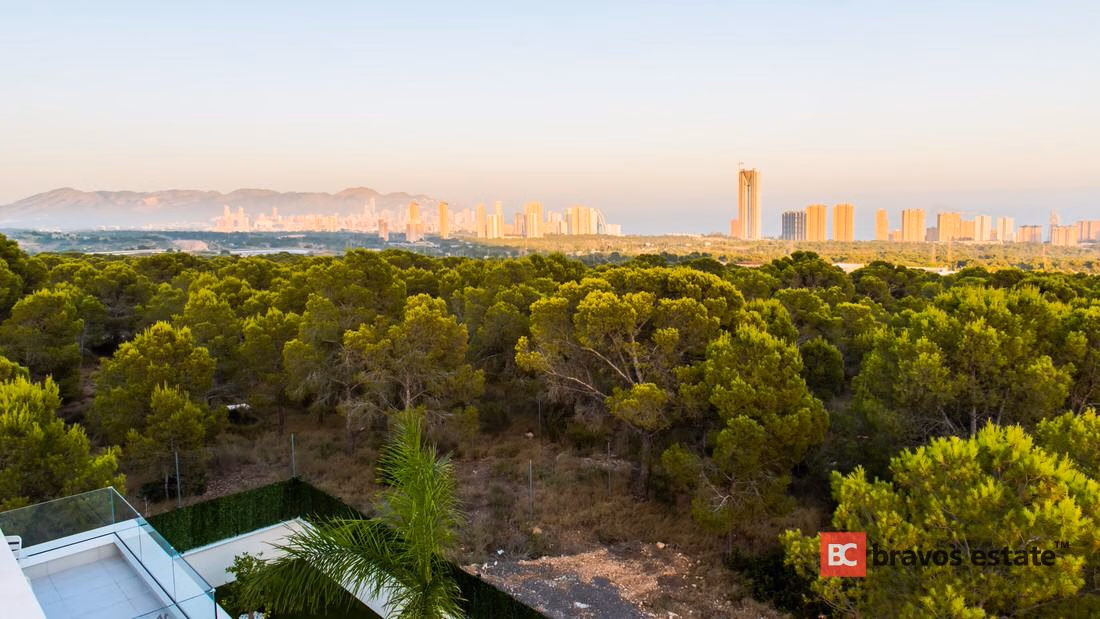 Spacious 3-Bedroom Villa in Finestrat · 282 m² - 13