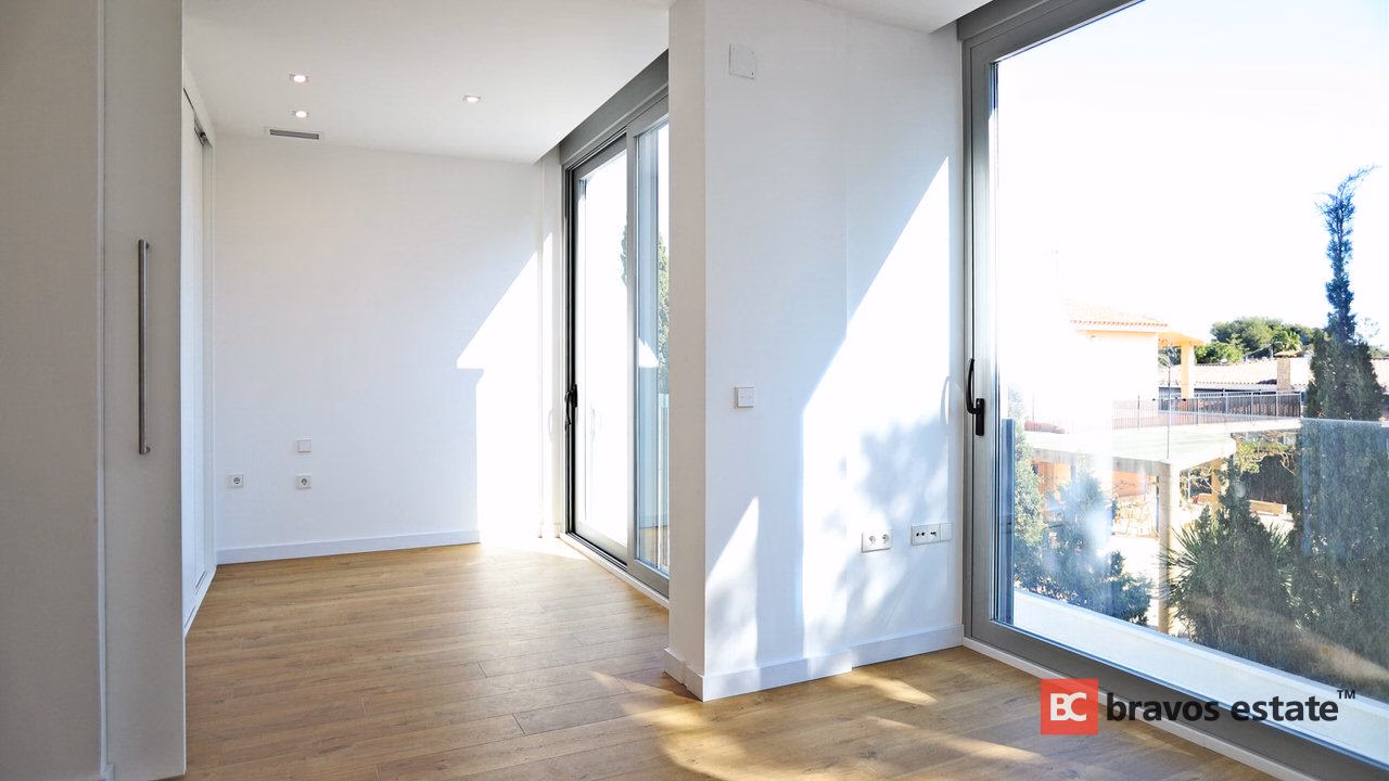 Spacious 3-Bedroom Villa in Playa de San Juan - 8