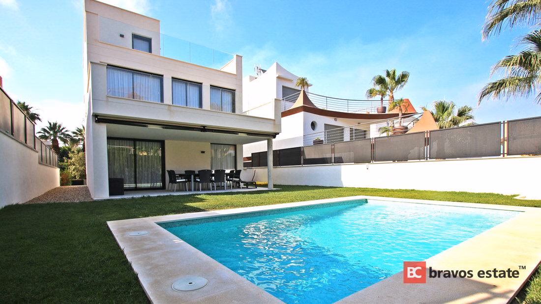 Beachside 4-Bedroom Villa in Alicante - 12