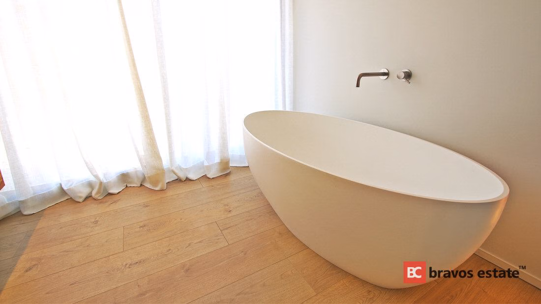 Beachside 4-Bedroom Villa in Alicante - 8
