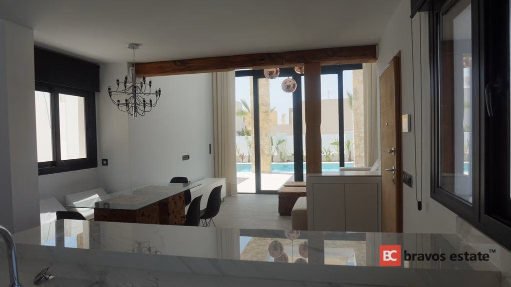 Beachside 4-Bedroom Villa in Torrevieja · 200 m² - 7