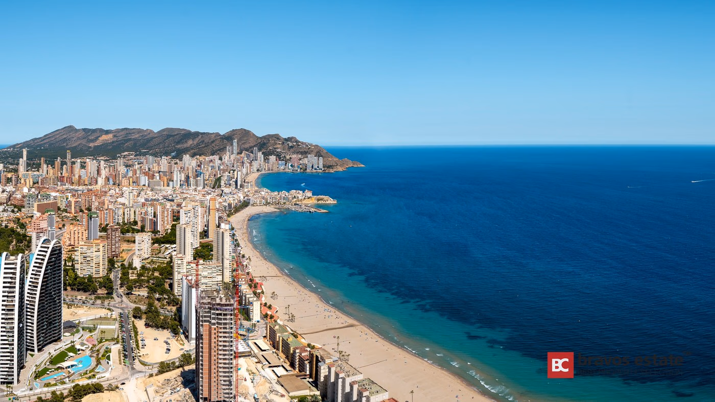 Beachside 2-Bedroom Apartment in Benidorm - 35