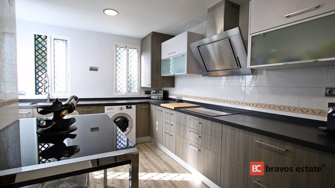 Spacious 4-Bedroom Bungalow in Playa de San Juan - 5