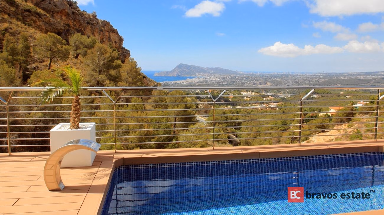 Seafront 6-Bedroom Villa in Altea - 3