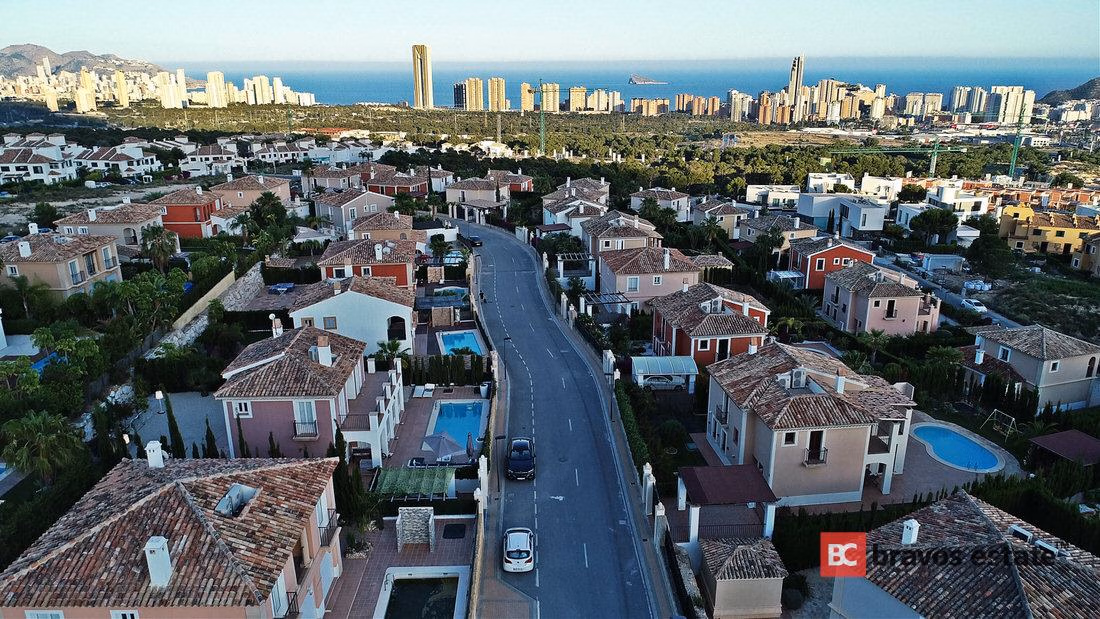 Bright 4-Bedroom Villa in Finestrat - 2