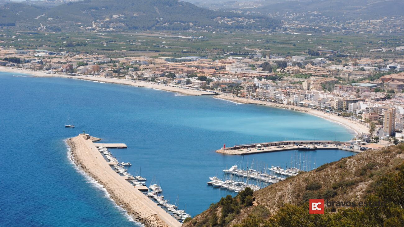 Beachside 2-Bedroom Apartment in Javea - 17